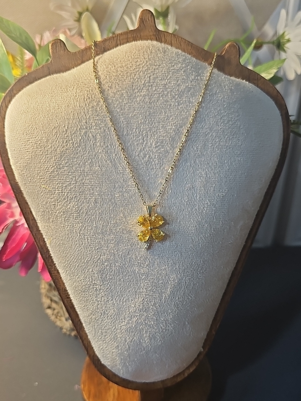 Sassified Boutique Nwt Gold-Tone Yellow Crystal Flower Pendant Necklace.